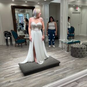 Beautiful NWT wedding dress size 8